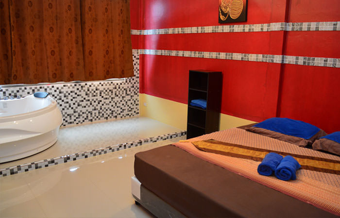 Notre chambre avec jacuzzi est idéale pour les massages de fête, de couple et à quatre mains, y compris les massages happy ending (massage branlette et/ou fellation) et les massages full service (sexe avec pénétration)